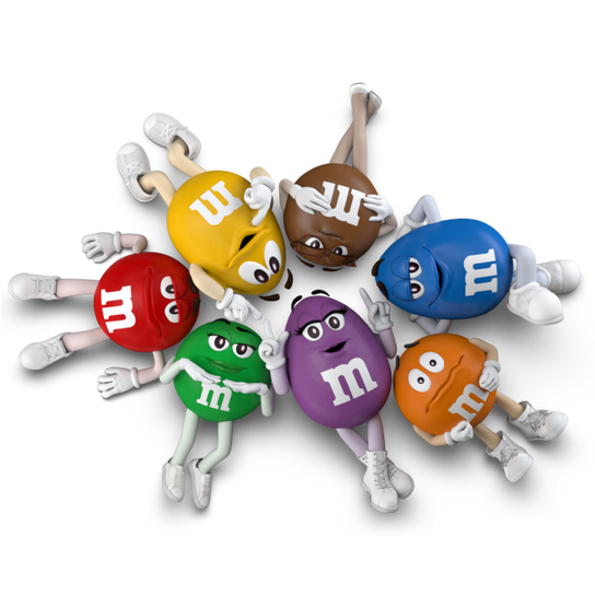  alle m&m's liggen in een cirkel op de grond, in verschillende posities passend bij hun karakter.